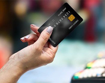 mano che mostra carta di credito